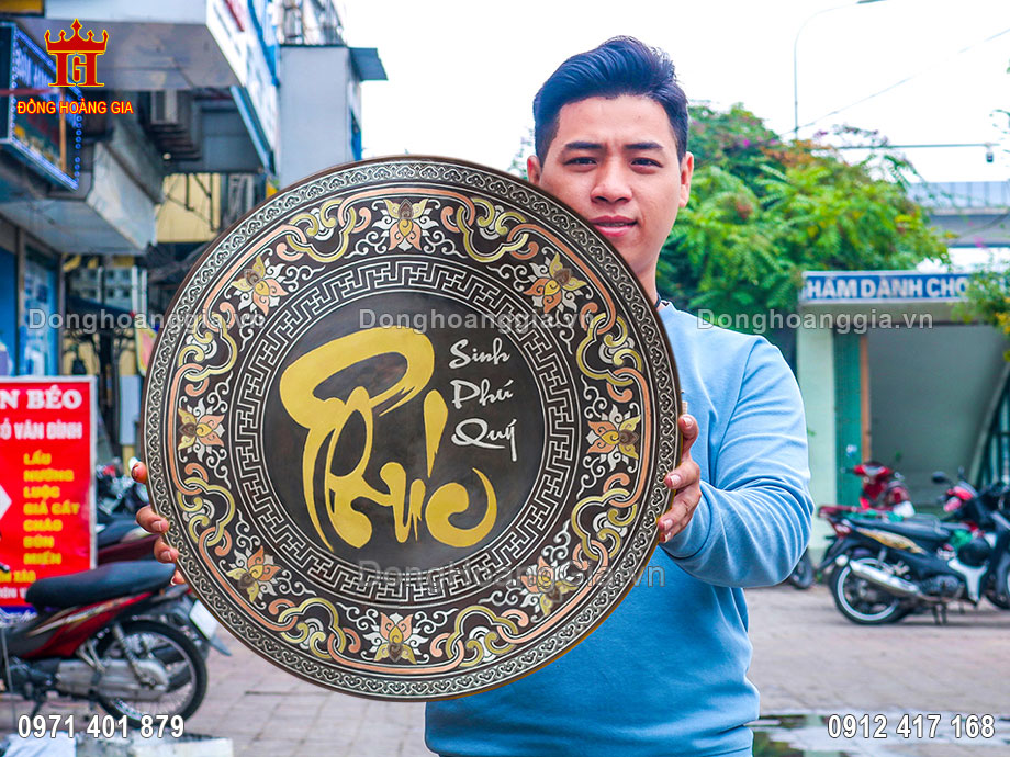 Tranh chữ phúc bằng đồng khảm ngũ sắc được chế tác vô cùng tinh xảo